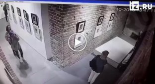 На выставке искусств в Екатеринбурге девушки повредили картину Сальвадора Дали