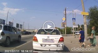 В Астрахани водитель Renault Logan врезался в дерево: автомобиль полностью сгорел (6 фото + 2 видео)
