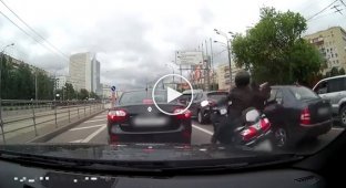 Пешеход против мотоциклиста в междурядье