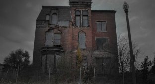 13 заброшенных домов с привидениями (13 фото)