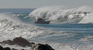 Корабль и гигантские волны (13 фото)