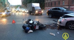 В центре Петербурга пострадала мотоциклистка (4 фото + 1 видео)