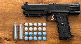 В Чикаго разработан нелетальный пистолет, стреляющий соляной пылью (2 фото)