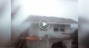 Ураган Мэтью сорвал крышу с дома 