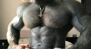 Фитнес-тренер превратил себя в гориллу (3 фото)