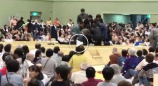В Японии рефери по сумо не давал женщинам оказать помощь упавшему в обморок мэру