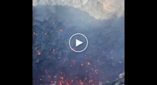 Туристы на Камчатке засняли извержение у самого жерла вулкана