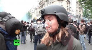 Корреспондента RT ударили во время протеста в Париже в прямом эфире