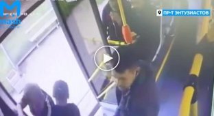 Четыре безбилетника подрались с кондуктором автобуса в Петербурге