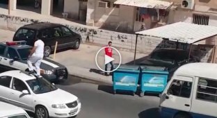 Пьяный мужик в Кувейте вырубает офицера полиции