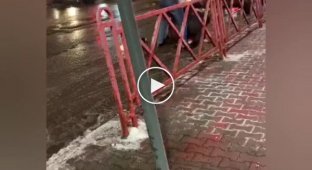 В центре Ярославля таксист избил двух пассажиров (мат)
