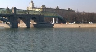 «Корабль-призрак» на Москве-реке (2 фото)