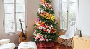 25 потрясающих идей оформления новогодних елок цветами (25 фото)