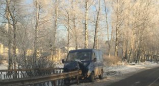 В Пушкине фургон оказался нанизанным на дорожный отбойник (7 фото)