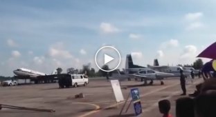 В Таиланде истребитель разбился на авиашоу