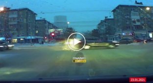 Неожиданный маневр. Водитель начудил на перекрестке в Новосибирске