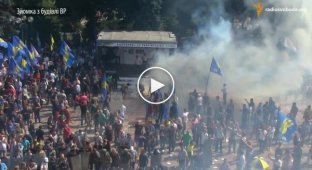 Радио Свобода сняло на видео человека, который кидает гранату