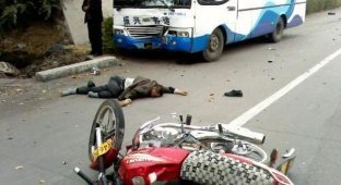 Мотоциклист против автобуса - исход очевиден (12 фото)