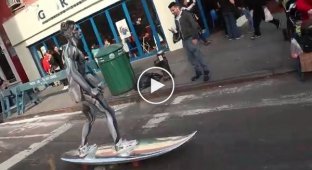 Человек в костюме Серебряного Серфера промчался по улицам Нью-Йорка   