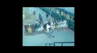 Мусульмане молятся на железнодорожном вокзале