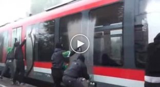 Как рисуют граффити на поездах в Германии