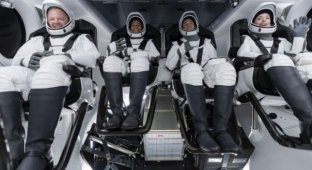Первый гражданский экипаж отправился в космос на корабле Crew Dragon (фото + 2 видео)
