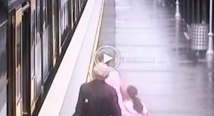 Ребенок упал в щель между поездом и перроном