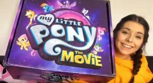 22-летняя девушка уволилась, чтобы стать Ютуб-знаменитостью, играясь игрушечными пони (7 фото + 1 видео)
