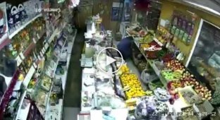 Чуть не убил за гроши 52-летний отморозок напал с ножом на молодую продавщицу (тише звук)