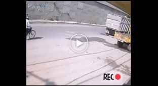 Велосипедист чудом сбежал с места обрушения грузовика и попал на видеокамеру
