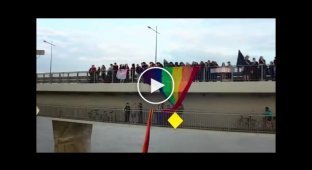 Флаг ЛГБТ на мосту в Варшаве и поляк, которому это не понравилось