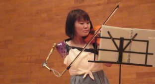 Японка с одной рукой виртуозно играет на скрипке протезом (6 фото + 1 видео)