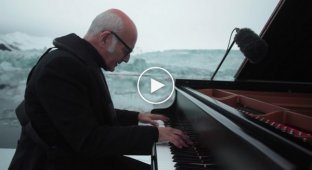 Итальянский композитор сыграл на рояле на льдине   