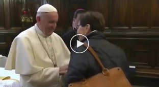 Папа Римский выдергивает руку из-под губ пытающихся поцеловать его перстень верующих
