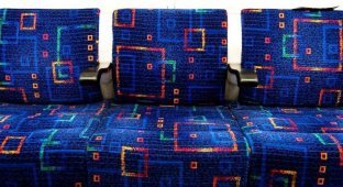 В сети объяснили, почему во всех автобусах сидения имеют такую яркую обивку. Звучит вполне логично! (3 фото + 1 видео)
