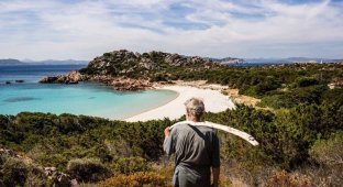 Вдали от толпы: снимки уединенной жизни 79-летнего отшельника на острове близ Сардинии (25 фото + 1 видео)