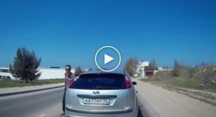 В Севастополе дорожного учителя проучили баллончиком