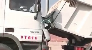 Паровозик из нескольких грузовиков в арабской стране