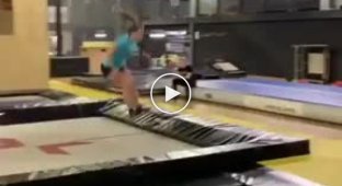Неудачно выполнившая трюк гимнастка развеселила своих друзей