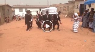 Задорные пляски похоронных танцоров из Ганы