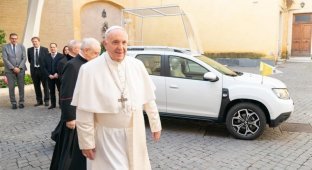Скромный Папа: Франциск получил специальный Dacia Duster (5 фото)