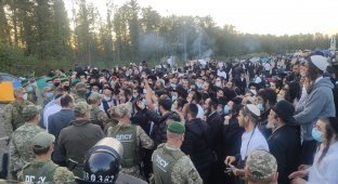 У Лукашенко новая проблема: приходится успокаивать 2 тысячи хасидов на границе с Украиной (14 фото)