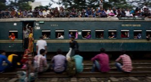 Сомнительное удовольствие катания на поездах в Бангладеш (9 фото)