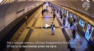 Неравнодушный москвич спас упавшего на рельсы в метро мужчину