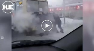 В Новосибирске пассажиры толкали автобус