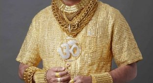 Мужчина тратит более $22,500 на золотую рубашку, чтобы впечатлить дам (4 фото)