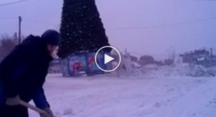 Нового года не будет! Падение новогодней ёлки на главной площади Мариинска
