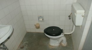 Не ходите, дети, в туалеты Индии (2 фото)