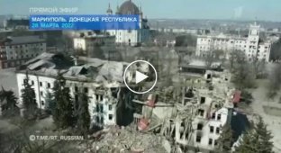 На российском пропагандистском Первом канале кадры разбомбленного Мариуполя прокомментировали словами «С нами бог»