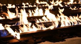 Этот поезд в огне: в замерзшем Чикаго пришлось поджечь рельсы (4 фото + 2 видео)